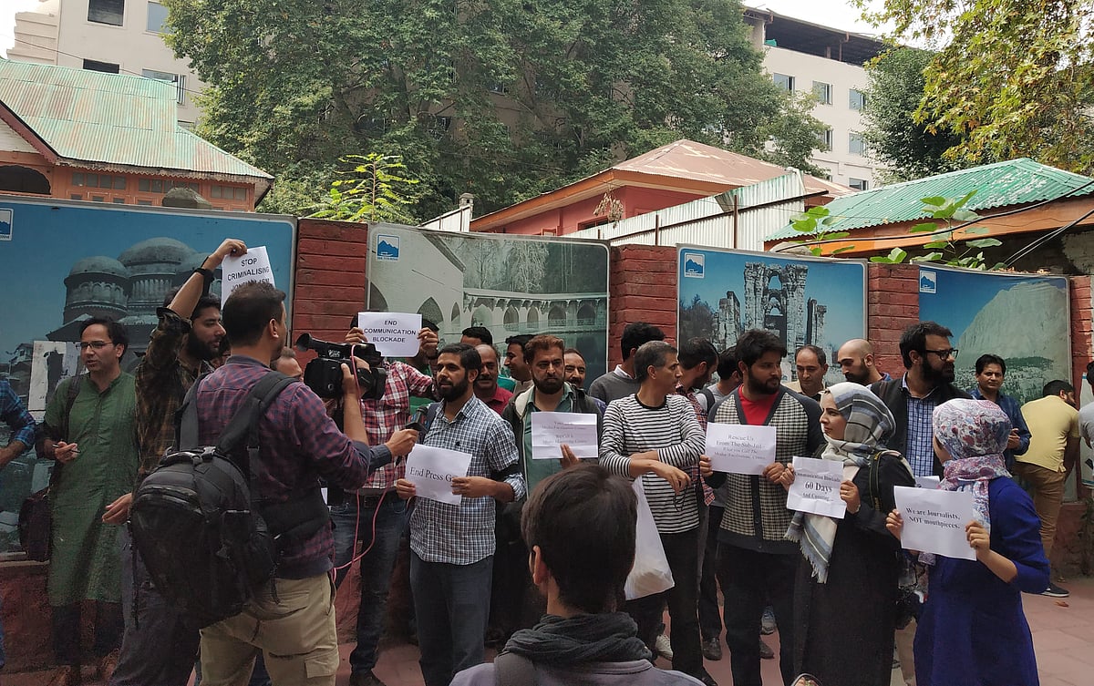 Srinagar journalists wear black badges, demand end to the gag on media