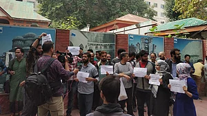 Srinagar journalists wear black badges, demand end to the gag on media