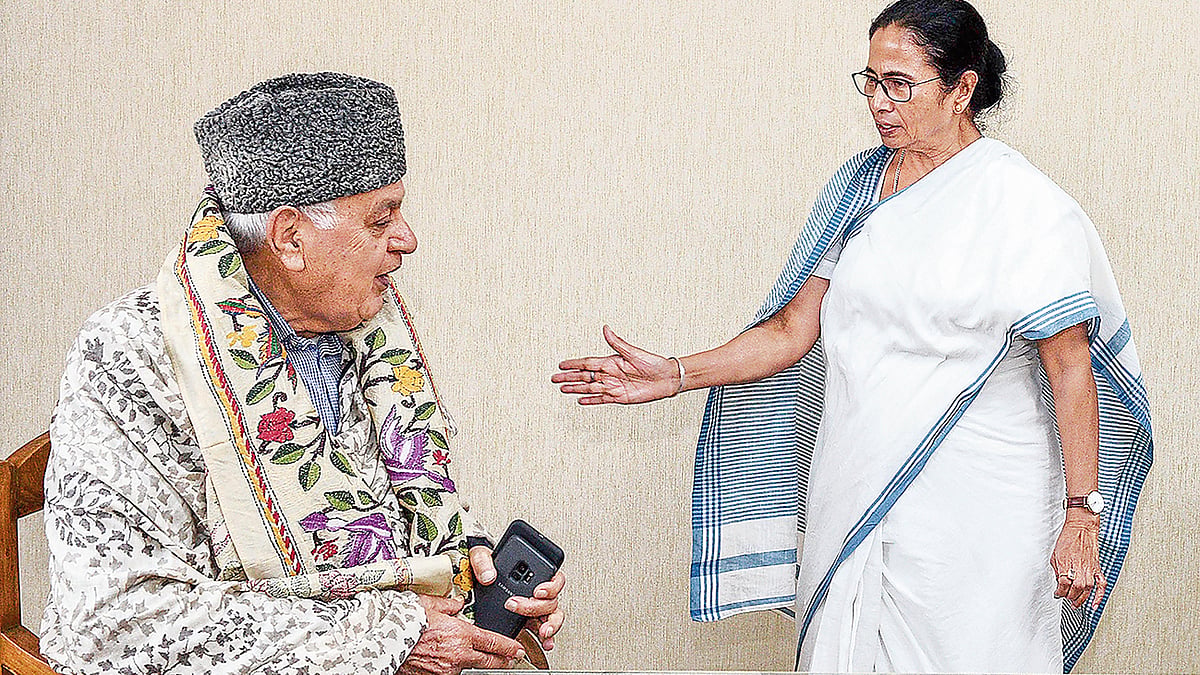  Mamata Banerjee assures Farooq Abdullah of standing by him in ‘difficult times’