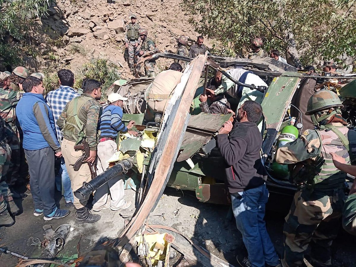 Army chopper with Northern Army Commander on board crash lands in J&K