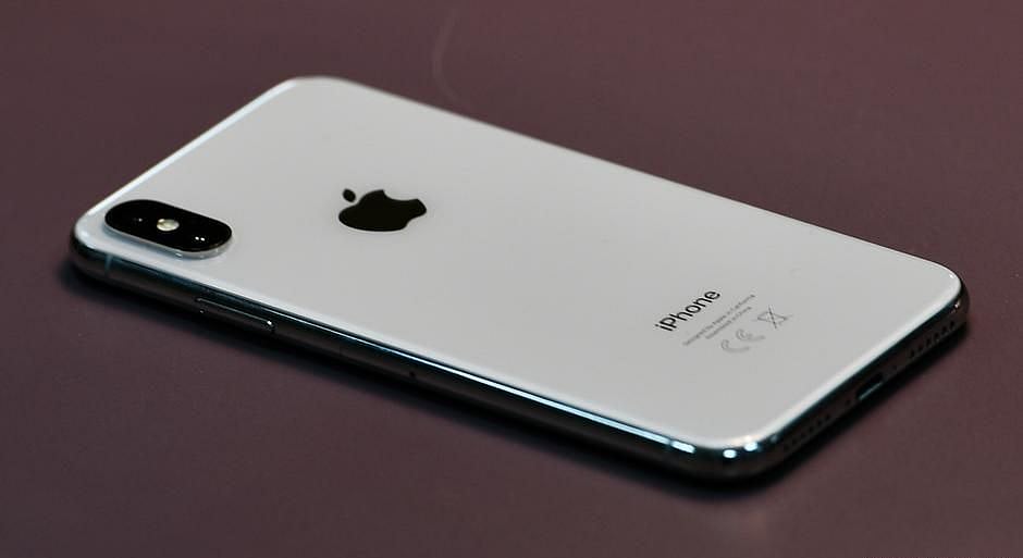 Russian man sues Apple for ‘turning him gay’  