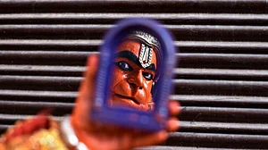 Maharashtra and Karnataka seers dispute Hanuman's birthplace, one seer gets violent, throws mike at another