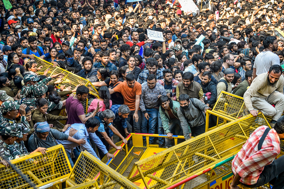 JNU Vice Chancellor Must go, say JNU teachers after police assault students