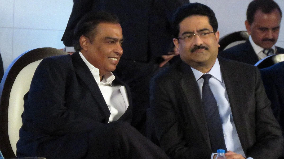Reliance Industries Chairman and Managing Director Mukesh Ambani and  Aditya Birla Group Chairman Kumar Mangalam Birla (file photo/IANS Photo)