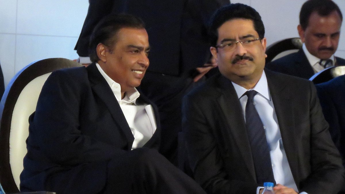 Reliance Industries Chairman and Managing Director Mukesh Ambani and Aditya Birla Group Chairman Kumar Mangalam Birla (file photo/IANS Photo)