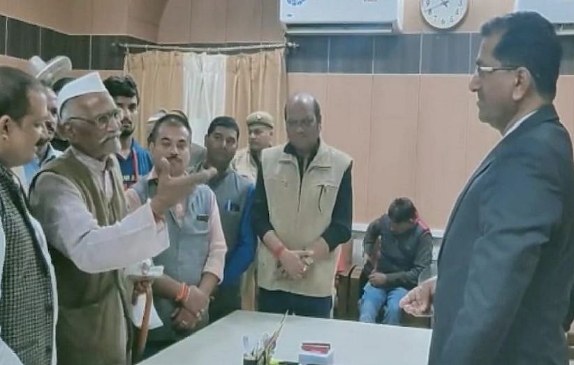 Sitapur freedom fighter insulted, Congress targets Yogi govt  