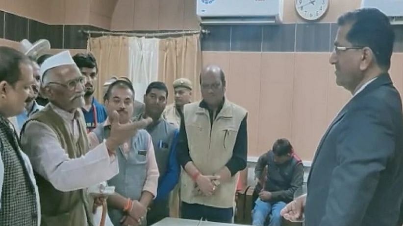 (second from left) Freedom fighter Shiv Narain Sharma interacting with CMS, Sitapur district (Photo courtesy: social media)