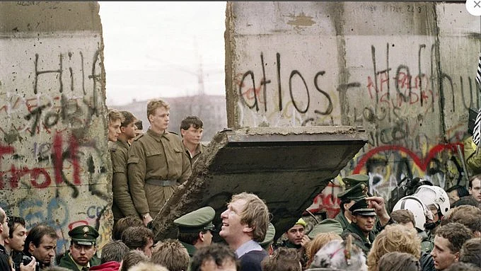 Berlin Wall, 1989 (Photo courtesy: Twitter/@LydiaStrachan