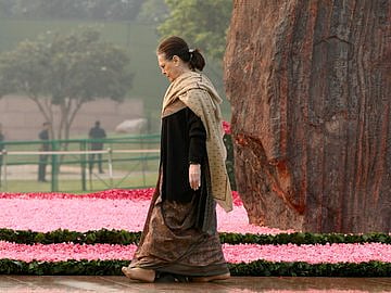 Sonia, Manmohan, Pranab pay tributes to Indira Gandhi on birth anniversary
