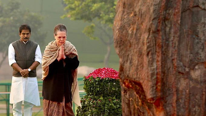 Sonia, Manmohan, Pranab pay tributes to Indira Gandhi on birth anniversary
