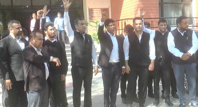 Jammu lawyers on indefinite strike threaten to intensify agitation 