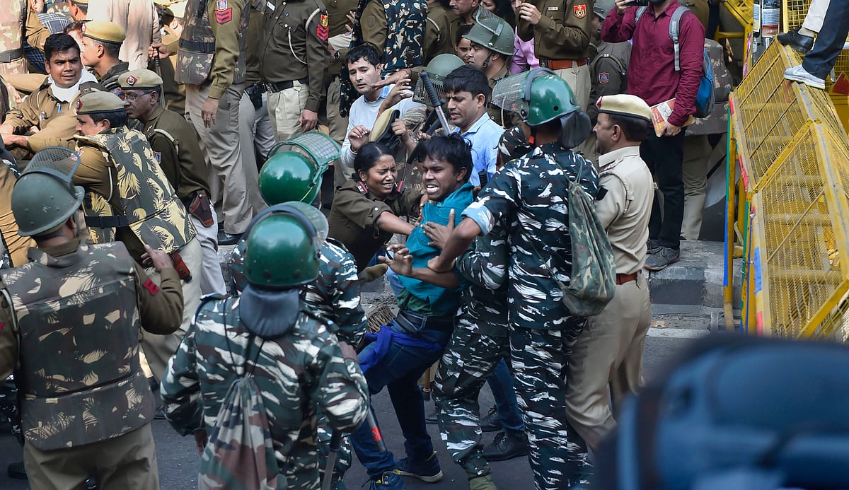 About 100 JNU students detained, several injured in police lathicharge