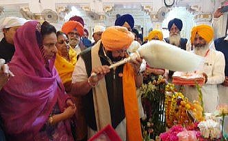 Amarinder Singh urges Modi to prevail upon Pakistan to grant Indian devotees access to more Pak gurdwaras  