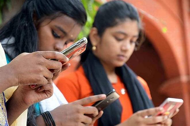 Congress slams government over mobile phone tariff hike