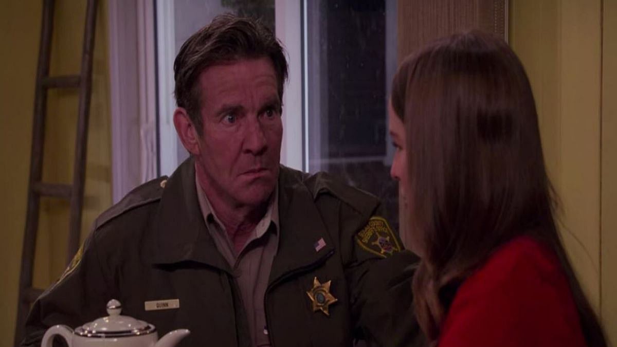 Merry Happy Whatever: Few LOL moments in a Christmas sitcom