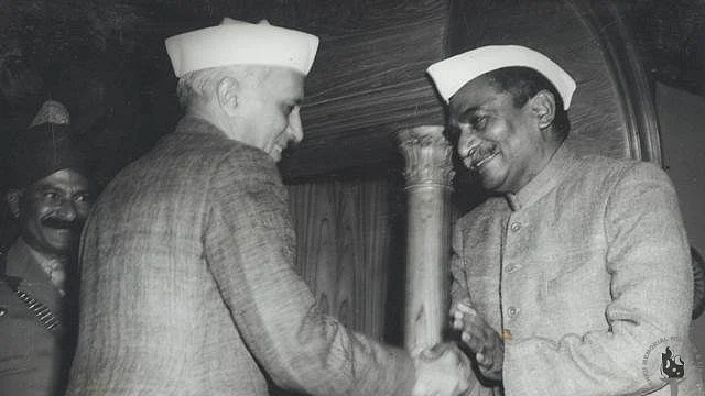 Rajendra Prasad shakes hands with PM Jawaharlal Nehru aftersigning the Constitution.&nbsp;