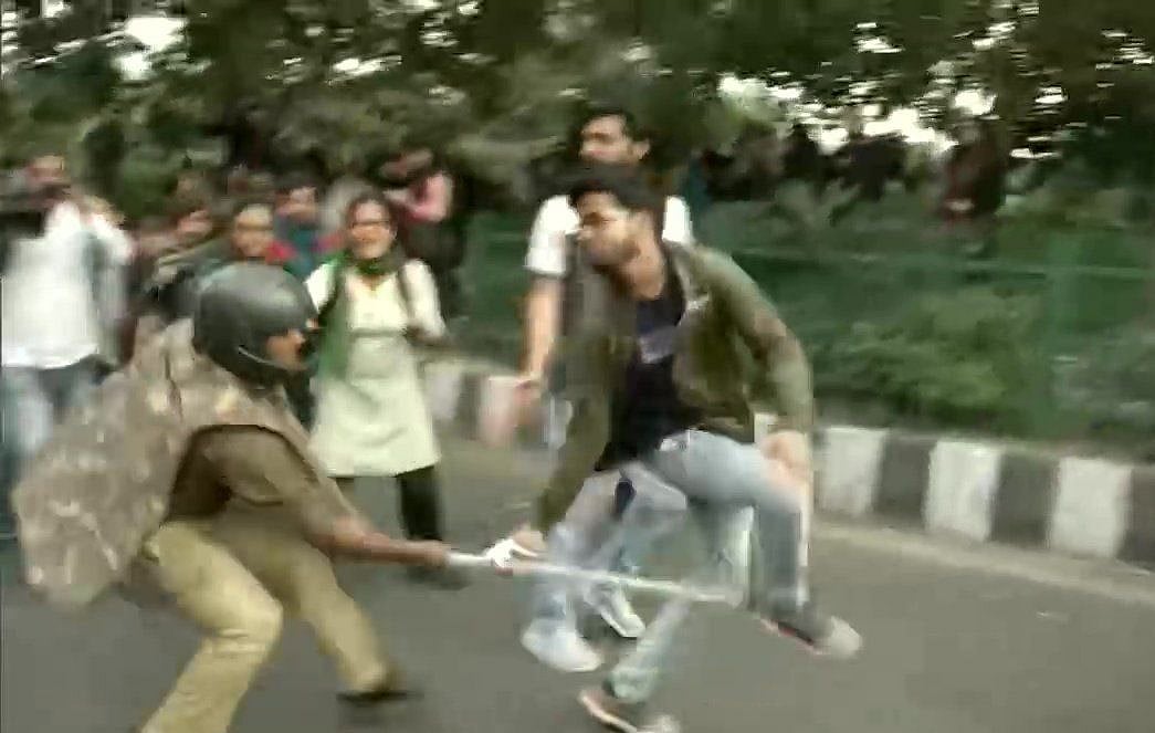 JNU students lathi charged by cops during march to Rashtrapati Bhavan