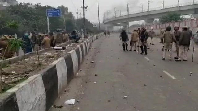 Delhi: Citizenship Act protest turns violent in  Seelampur, Police lathicharge, use tear gas on protestors