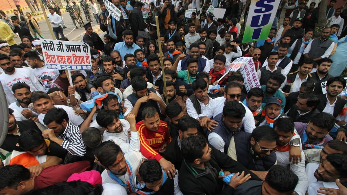 NSUI activists stage a protest rally against government on fees hike, privatisation and unemployment, in New Delhi on Dec 10, 2019. (NH Photo by Vipin Singh)