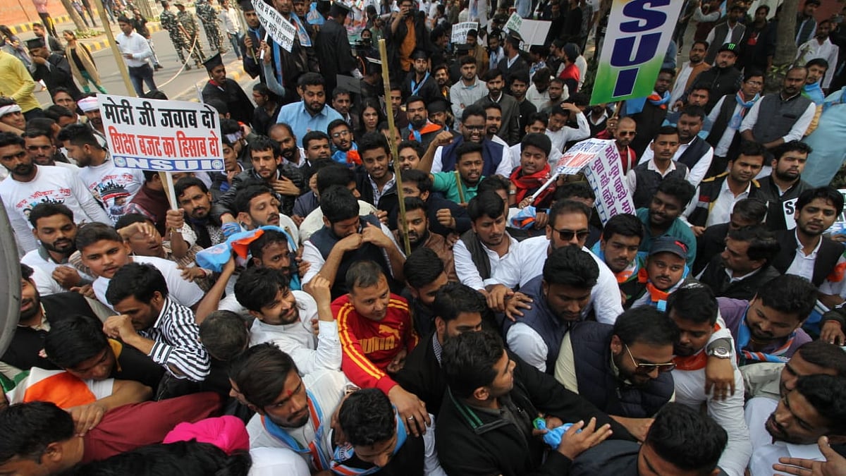 NSUI activists stage a protest rally against government on fees hike, privatisation and unemployment, in New Delhi on Dec 10, 2019. (NH Photo by Vipin Singh)