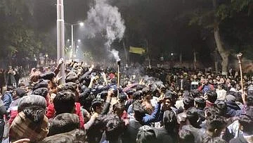 Assault on AMU students  vicious and calls for an inquiry:  a watershed for Muslim youth protest?