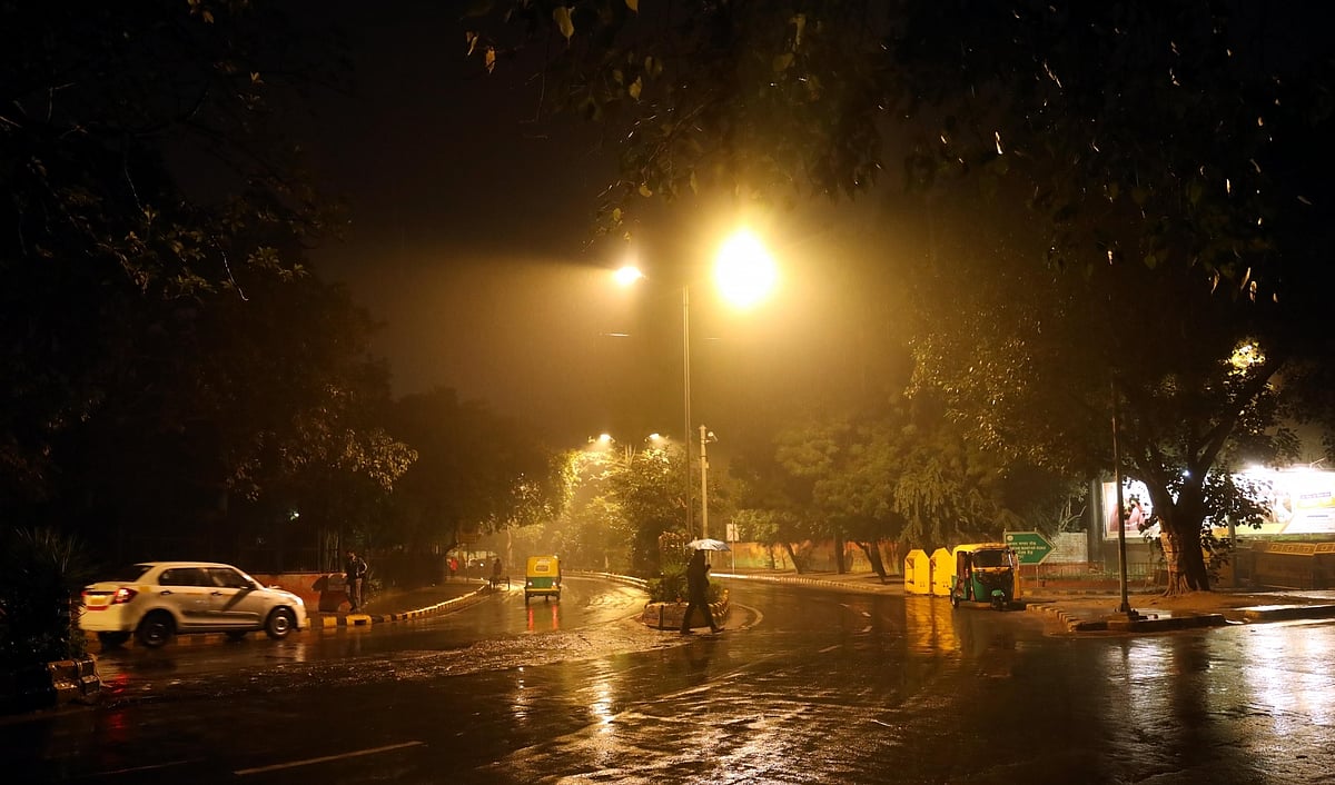 Mercury dips as rain lashes Delhi-NCR, AQI expected to improve