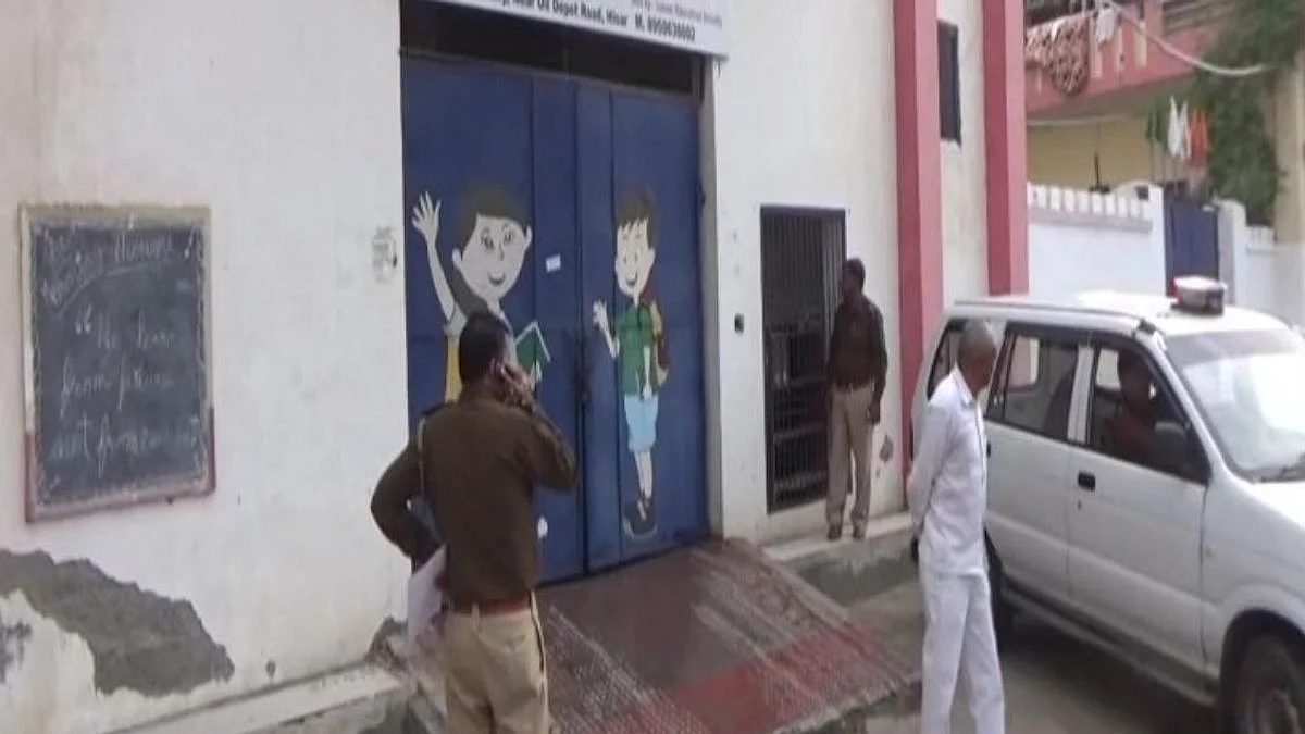 4th standard student were made to roam around school with a blackened face in Hisar, Haryana, allegedly due to poor score in a test (Photo courtesy: Twitter) 