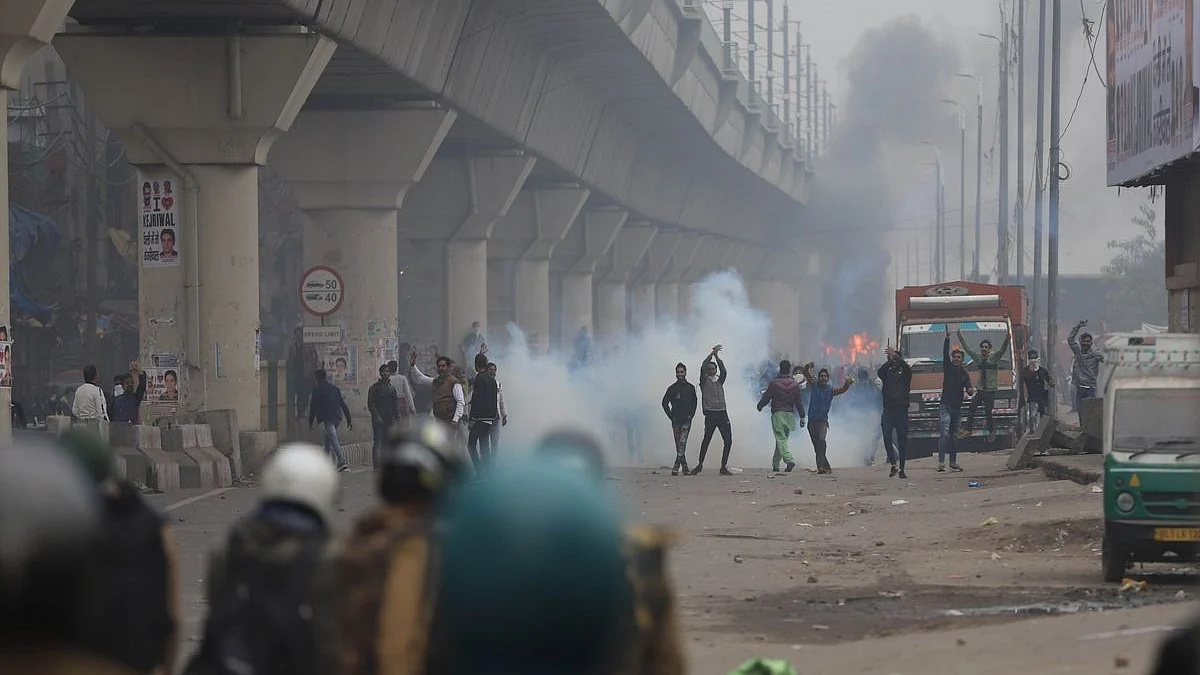  Protesters clash with police personnel as they pelt stones during their protest against the CAA 2019 in Delhi’s Seelampur area on Dec 17, 2019