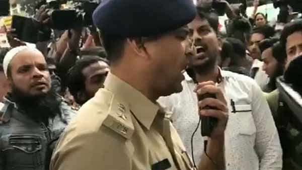 Bengaluru cop opts for a peaceful way to win over protesters, sings National Anthem, video goes viral