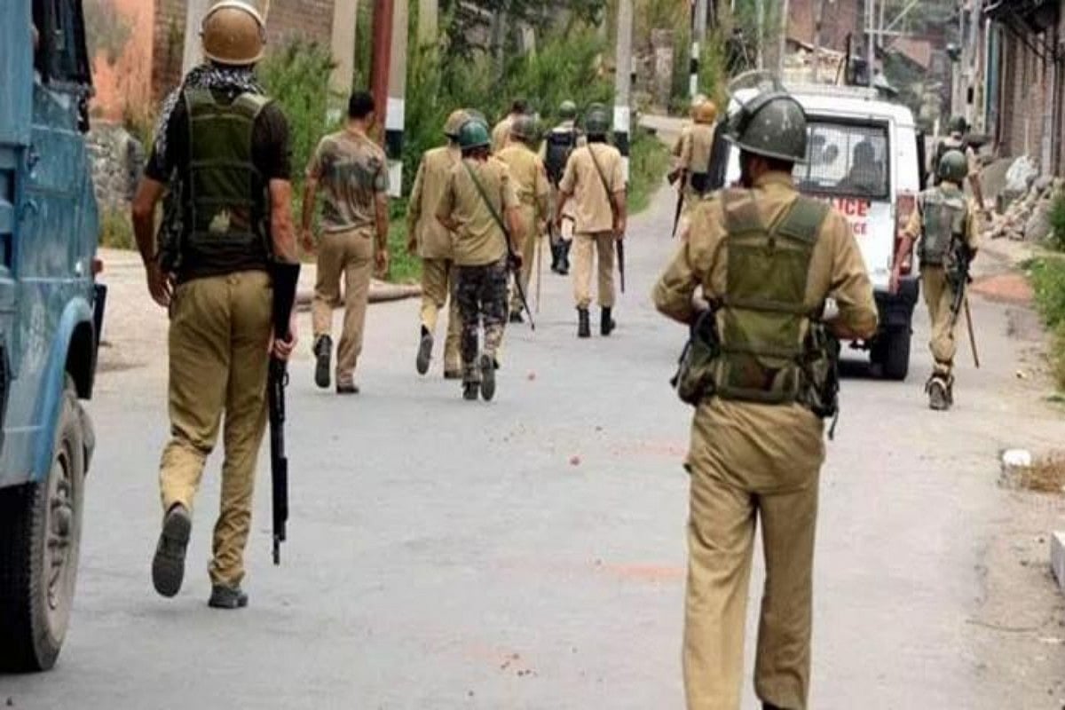 Senior J&K police officer detained with Hizbul, LeT militants in South Kashmir