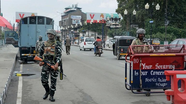 Kashmir: Glitches mar SMS service on 1st day of restoration