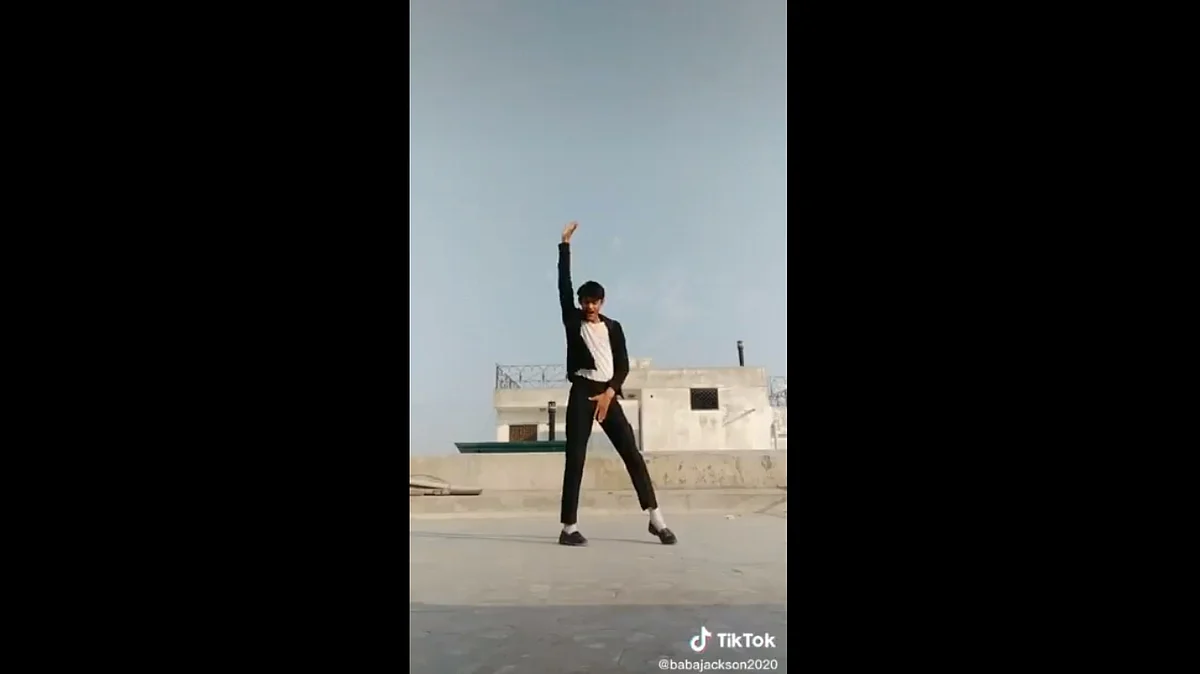 Hrithik shares video of ‘smoothest airwalker’, watch video