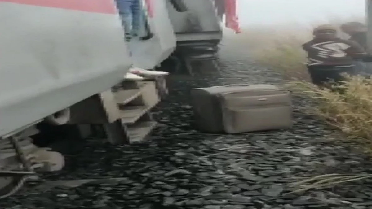 5 coaches of Lokmanya Tilak Express derail near Cuttack; 15 passengers injured 