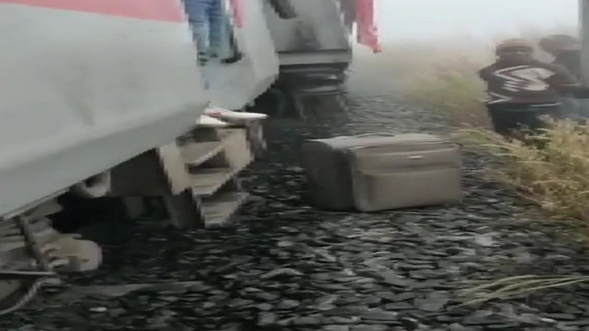5 coaches of Lokmanya Tilak Express derail near Cuttack; 15 passengers injured 