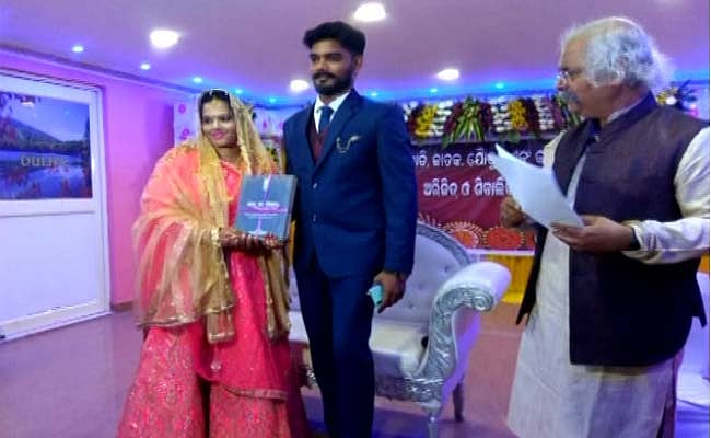 Odisha: Bride and groom take vows in the name of Indian Constitution