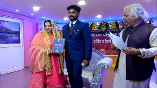 The Odisha couple who took their marriage vows on the Constitution of India (Photo courtesy: Twitter/@otvnews