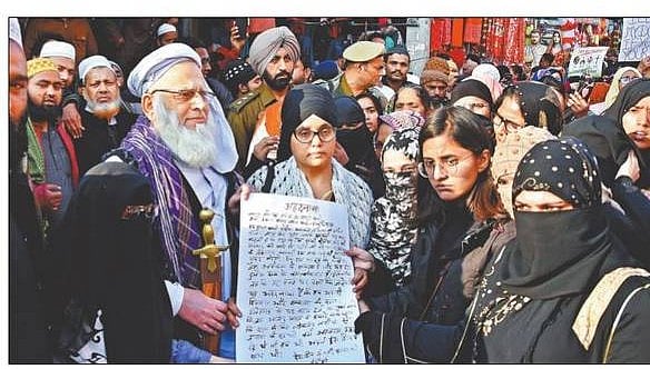 Women presenting the affidavit to the Shahi Imam of Jama Masjid, Ludhiana