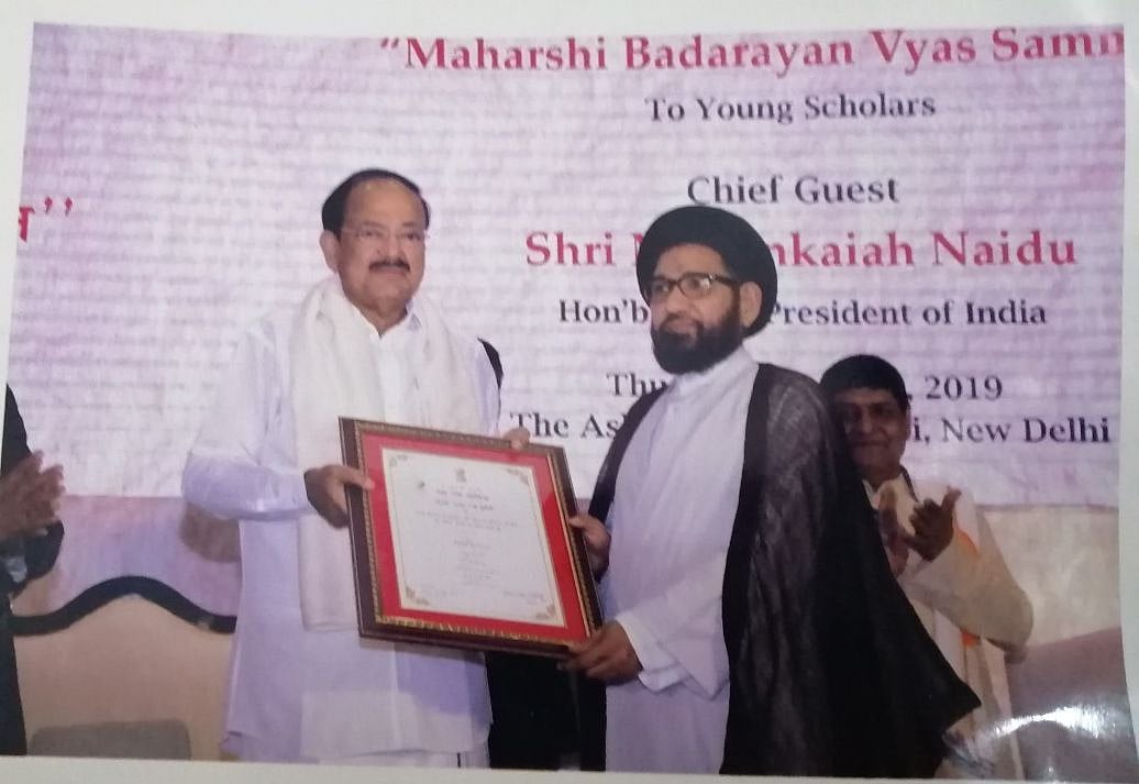 Maulana Asad Raza Hussaini receiving award from the Vice President of India&nbsp;Venkaiah Naidu