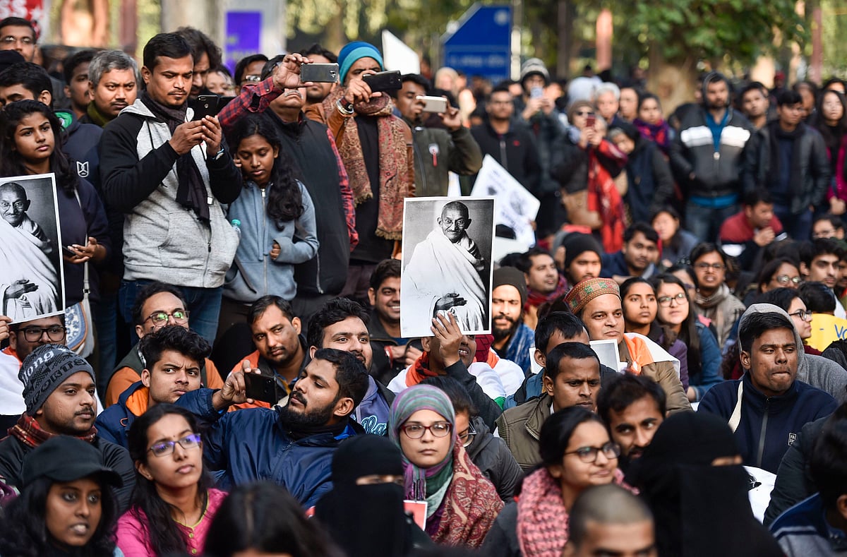 JNU protests: Police lathicharge students marching towards Rashtrapati Bhawan over ‘failed’ HRD meeting  