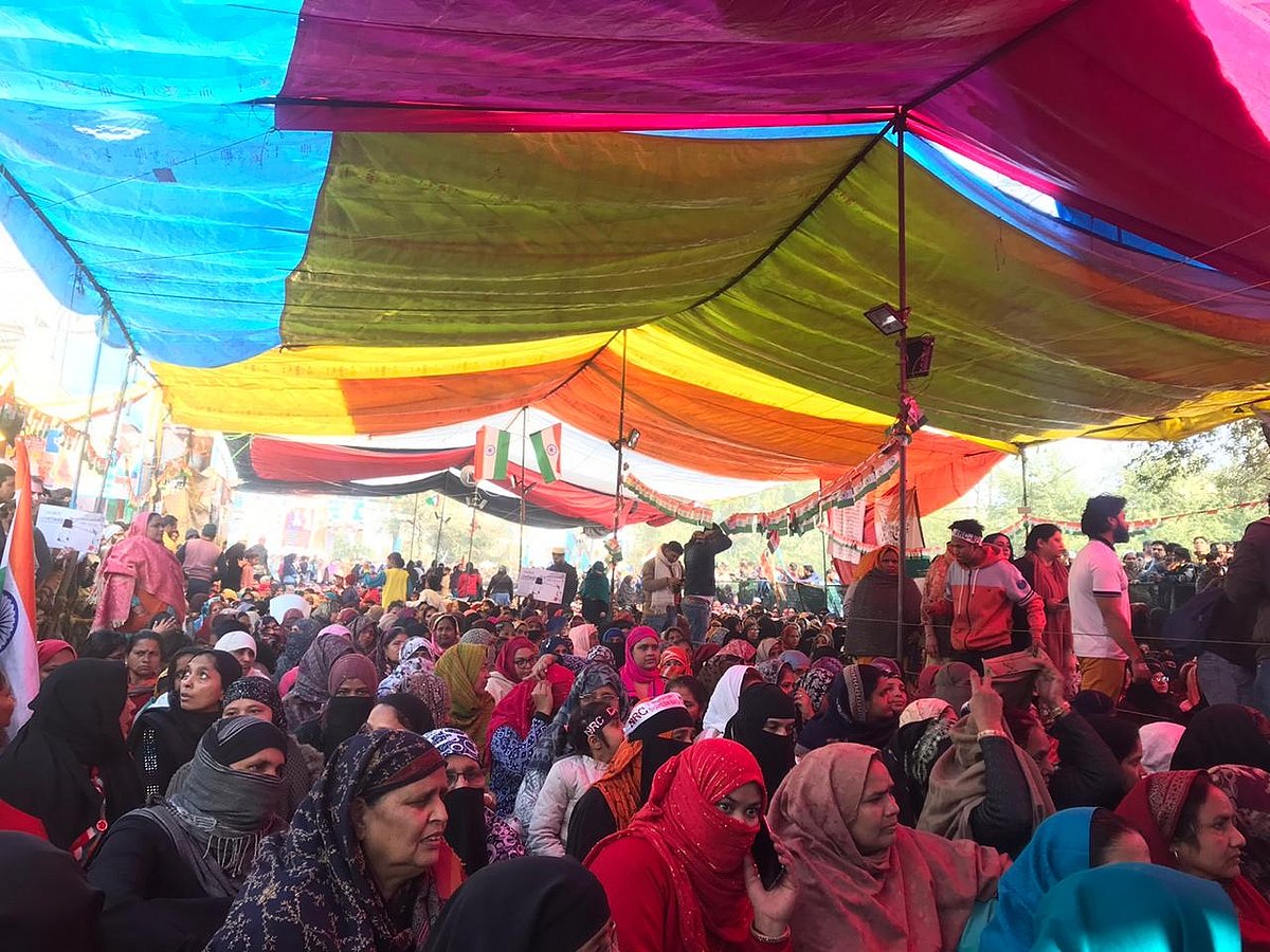 Goli Nahin, Phool Barsao Saaron Par: Shaheen Bagh on Sunday, 50th day of the protest