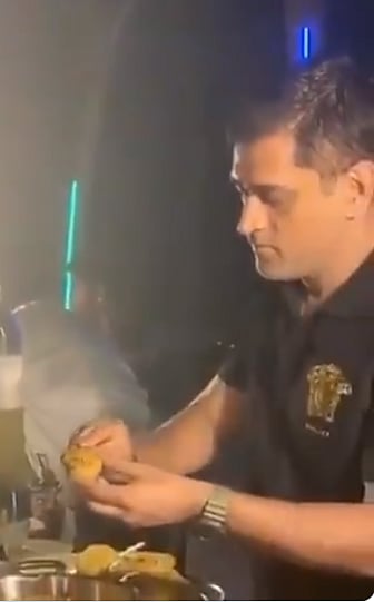 WATCH: Dhoni serves pani puri to RP Singh and Piyush Chawla 