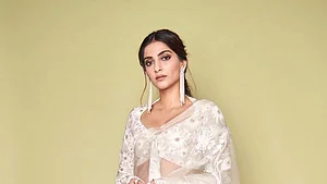 Actress Sonam Kapoor trolled for her tweet about Shaheen Bagh gives befitting reply to journalist