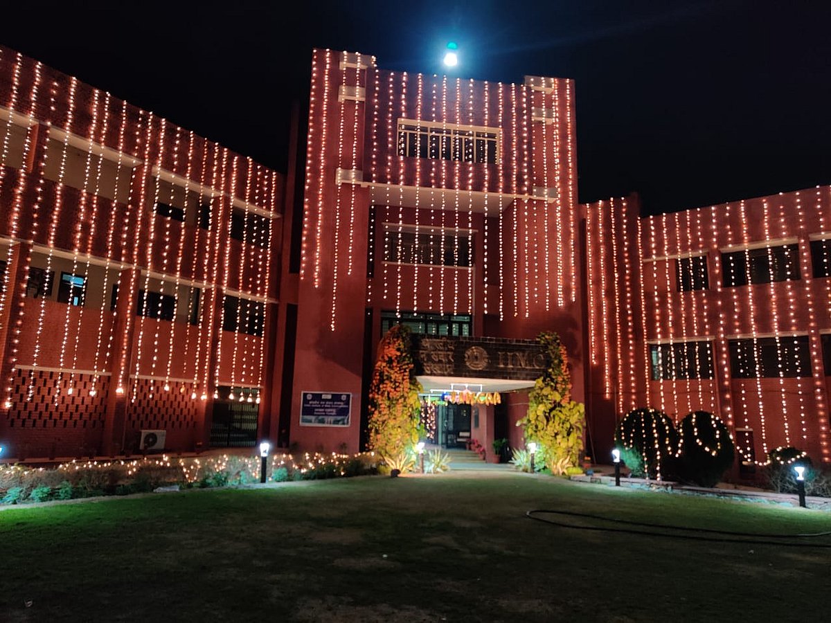 IIMC suspends 12 students for protesting against fee-hike, asks students to deposit increased fee