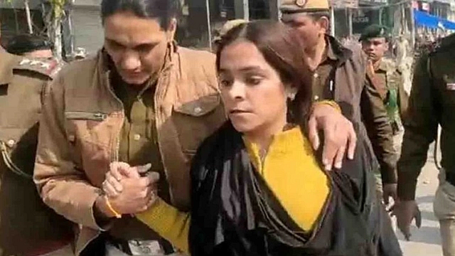 WATCH: Gunja Kapoor caught filming protesters wearing burqa in Shaheen Bagh, followed by PM Modi on Twitter