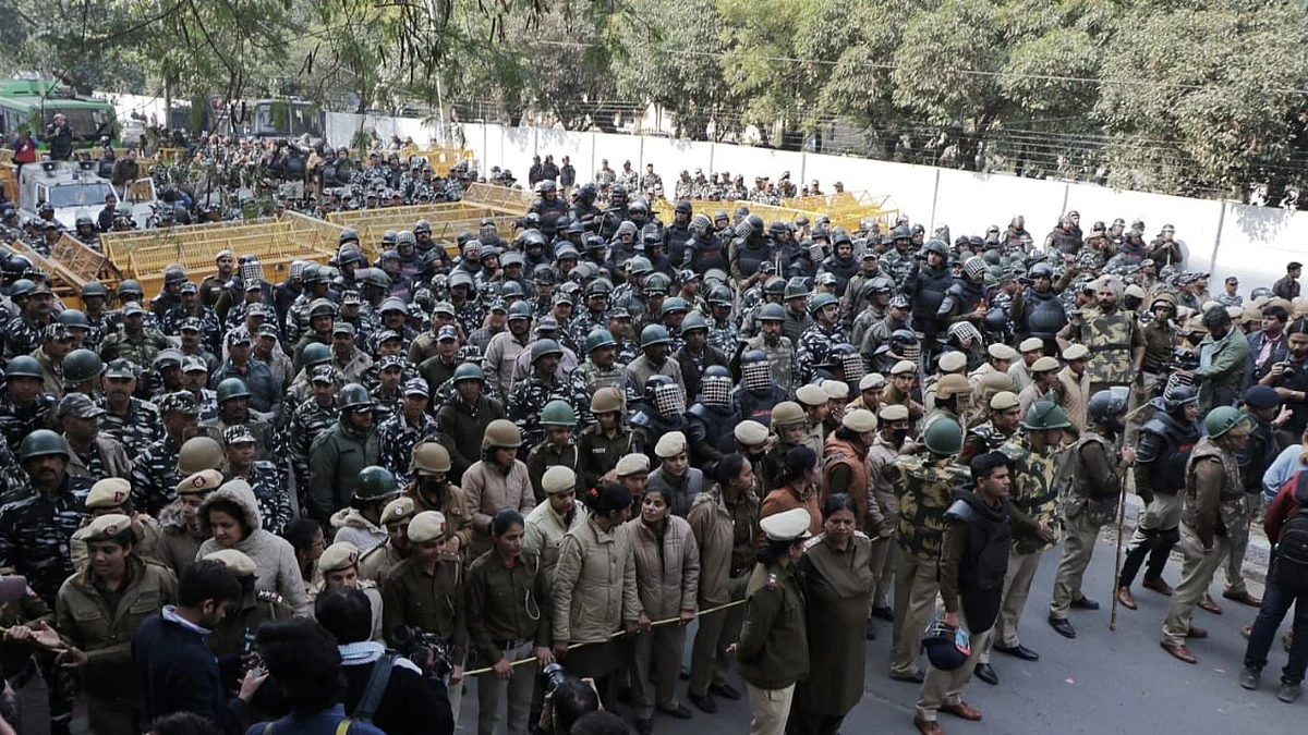 Scuffle between anti-CAA protesters and cops leaves many injured as march from Jamia to Parliament stopped