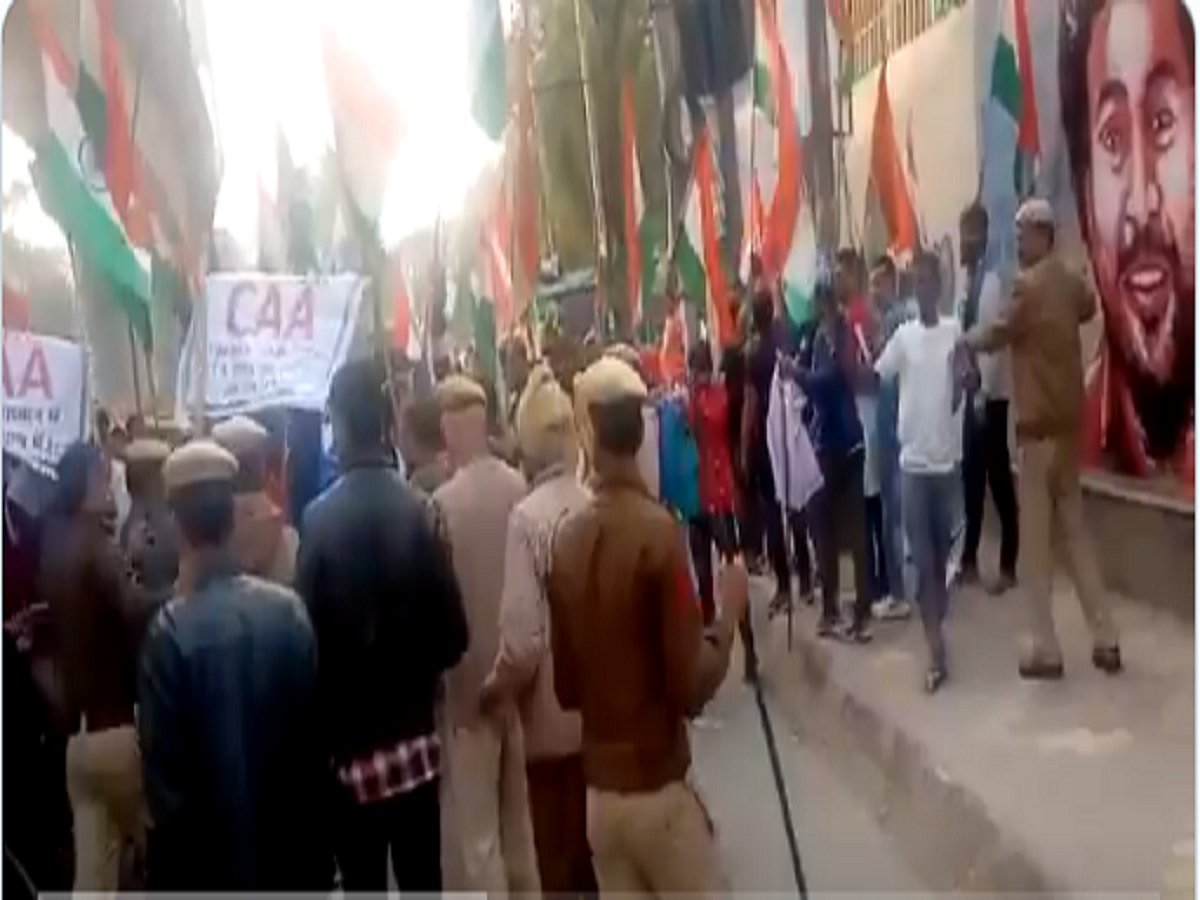WATCH: Group of men raises ‘Jai Shri Ram’ and ‘Goli Maaro...’ slogans near Jamia Millia Islamia