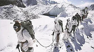 Massive shortage of winter clothing and gear for soldiers posted in Siachen, Ladakh, Doklam, says CAG