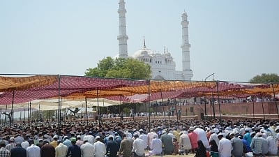 Muslim clerics ask community to avoid going to mosques