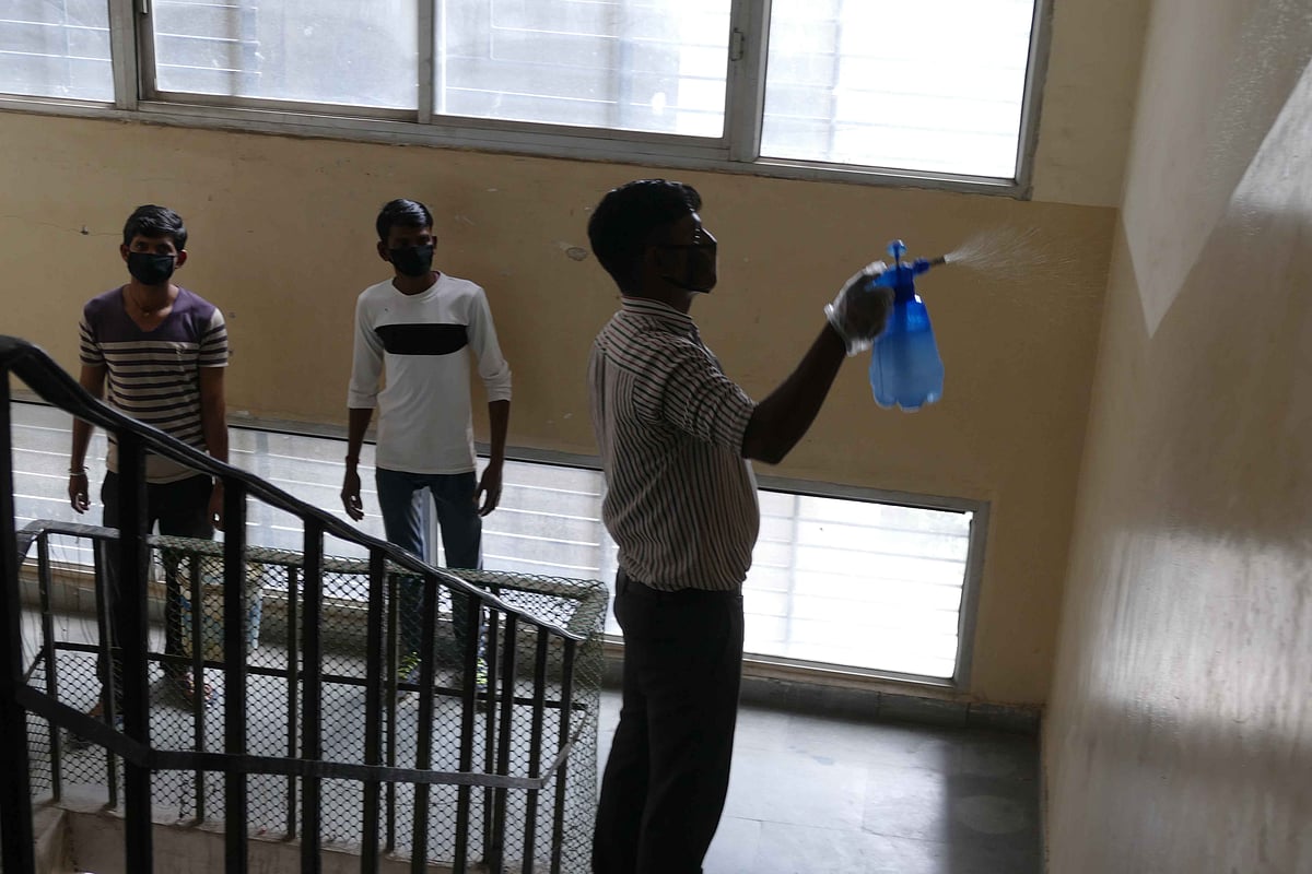 Workers sanitizing the building amidst lockdown without masks&nbsp;