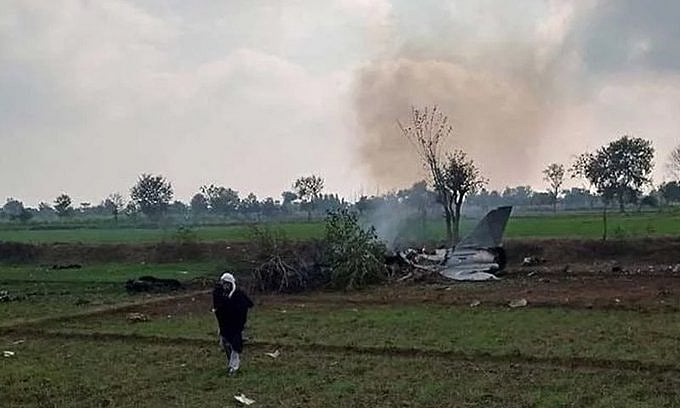  F-16 jet of Pakistan Air Force crashes in Islamabad during Pakistan Day parade rehearsals